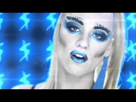 Yvonne Strahovski arrasa como Lady Gaga, Kesha, Katy Perry e Justin