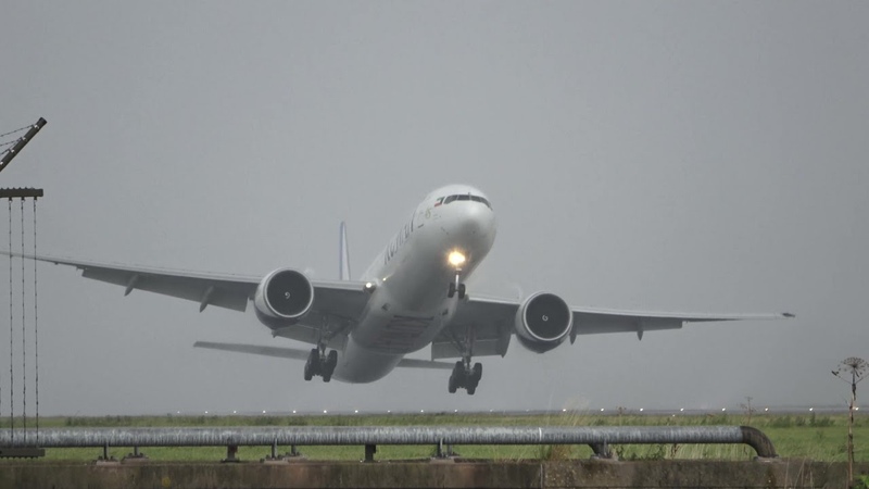 BREATHTAKING Kuwait Airways Boeing 777 300 ER 9 K AOE Landing At AMS 18