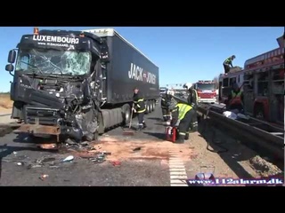 Lastbiler krt op bag i Bus. Motorvejen E45 ved Skrup rast. 4/04-2012. Kl. 09:58.