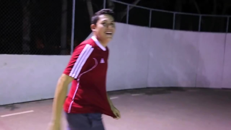 Campeón de freestyle se viste de viejo y da lección a