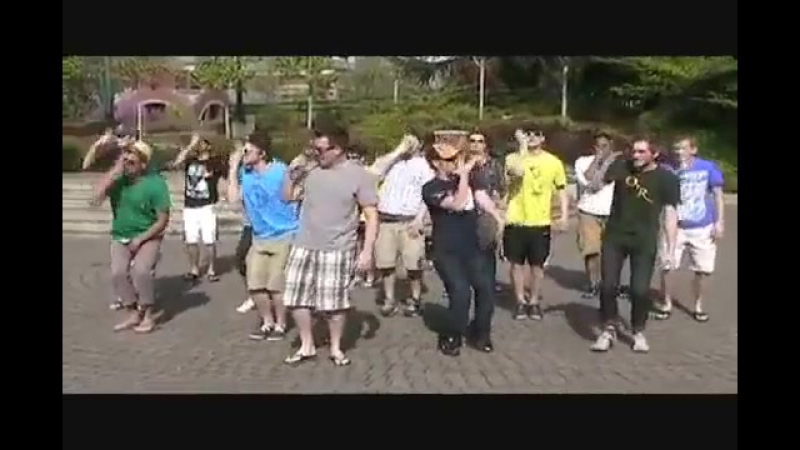 Леди Гага нервно курит в