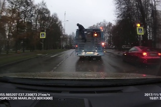 Зацепер прокатился на крыше автобуса