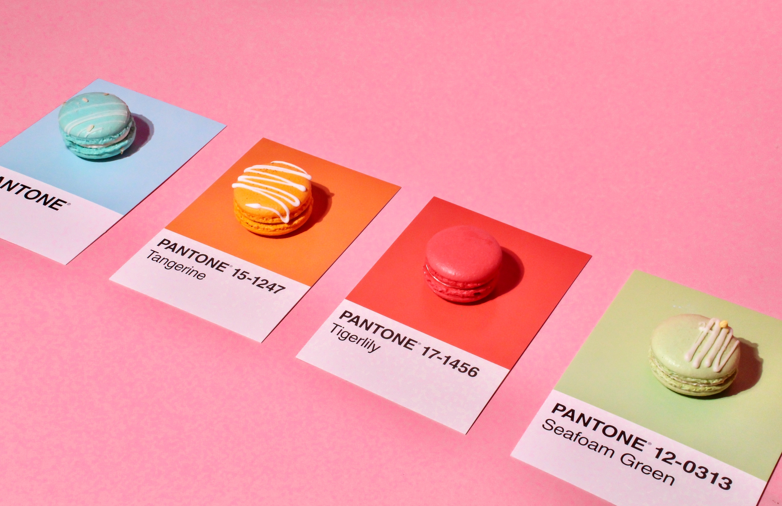 Pantone всему голова, или почему фиолетовый признали цветом года