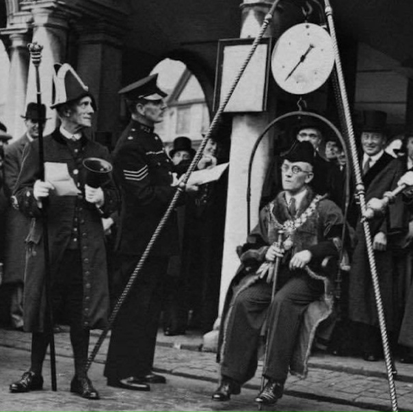 В английском городке Хай-Вайкомб каждый избранный...