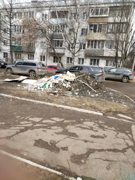 А это угол дома на Полиграфической 4/94, по диагонали...