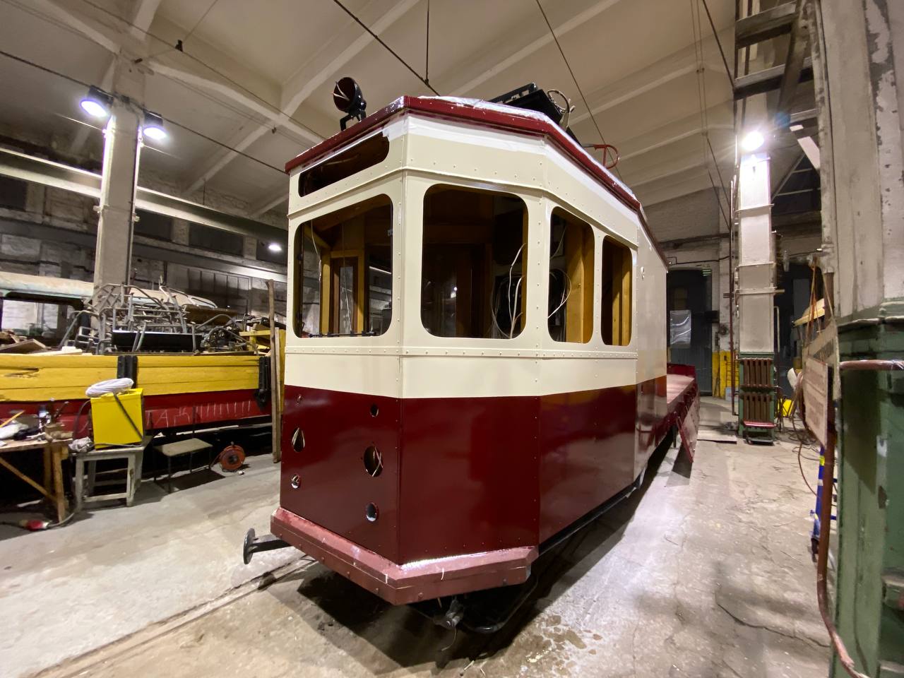 В руках реставраторов. Нынешняя реставрация и стала для него «третьим рождением» Это картинка