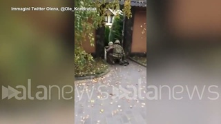 Ucraina, nonna in ginocchio abbraccia il nipote soldato a Kherson