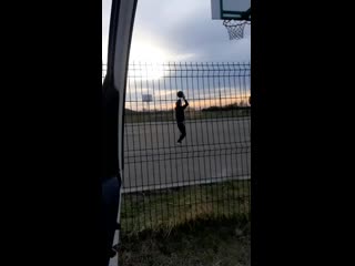 икя