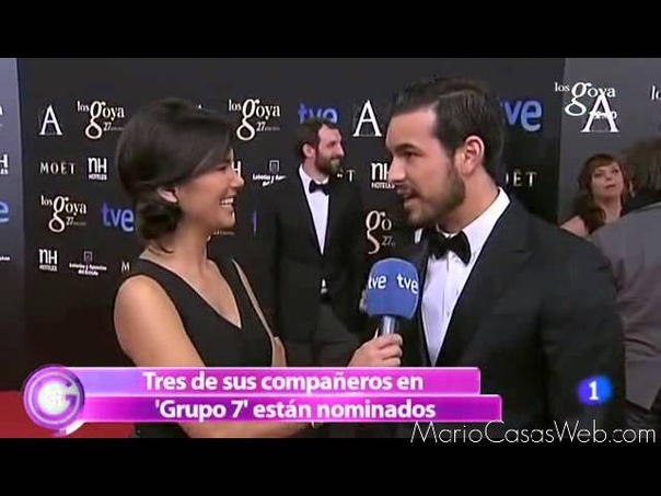 Mario Casas en la alfombra de los Goya